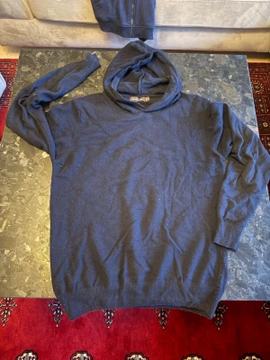 Naby blå hoodie från Oscar Jacobson - Riktigt skön navy blå hoodie från oscar jacobson. I bra skick storleken är S