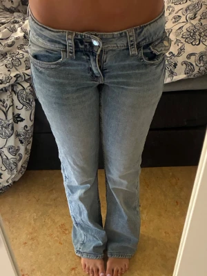 Ljusblå bootcut jeans - Säljer ett par ljusblå low waist bootcut jeans. Använt 2-3 gånger❤️