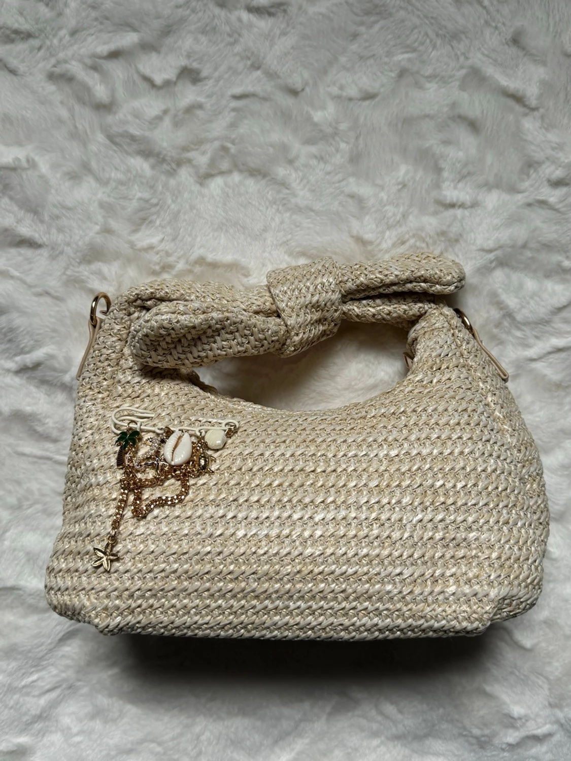 Beige virkad handväska med snäckdetaljer - 1