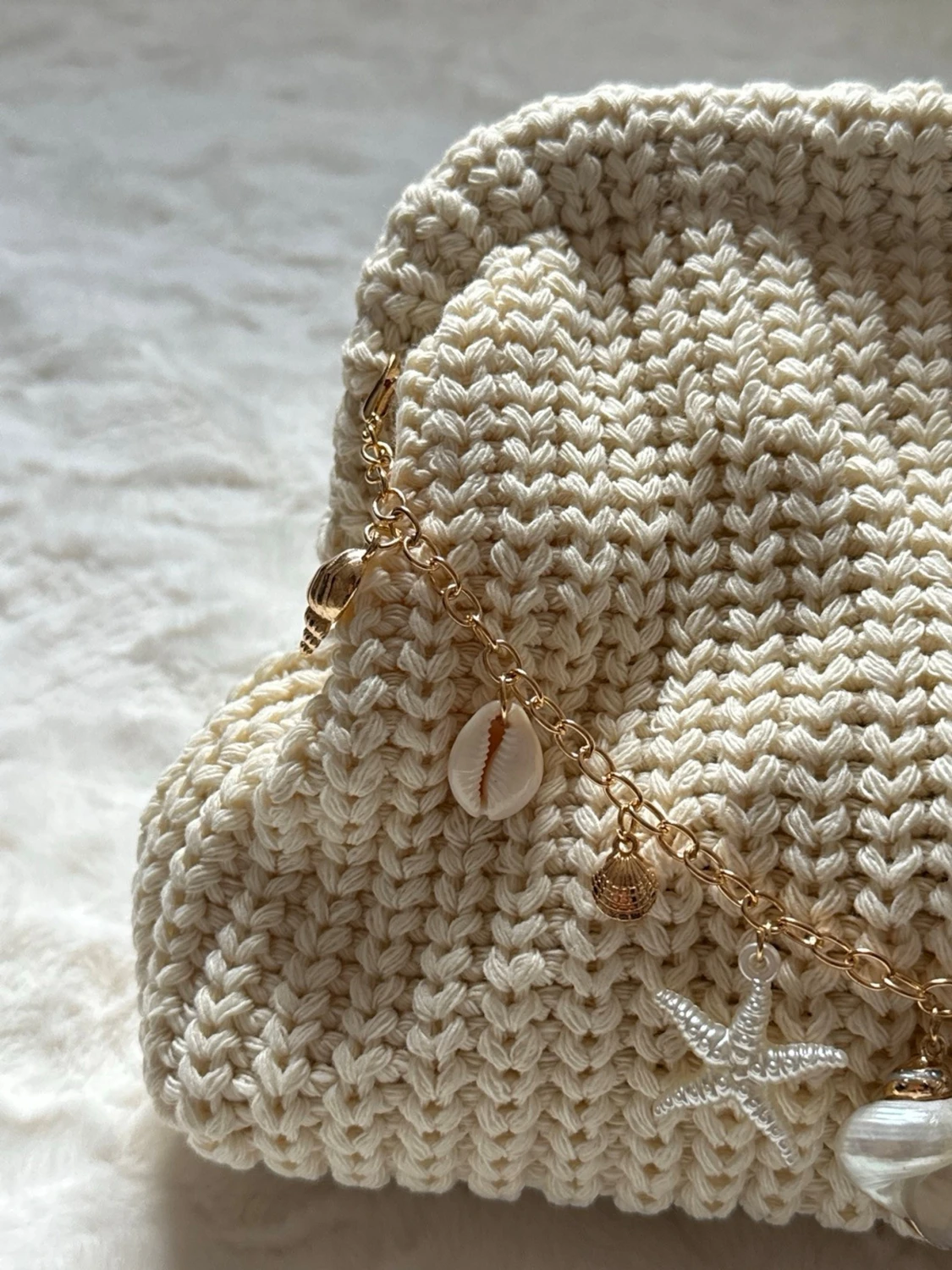 Stickad beige kuvertväska med snäckor - 1