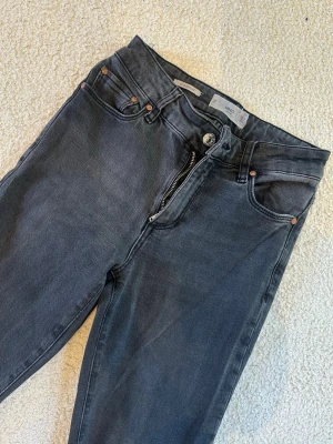 Svarta raka jeans från mango - Snygga svarta jeans från mango med rak passform. 