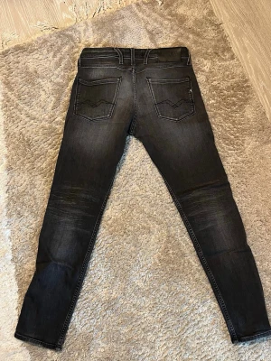 Replay Anbass Jeans Svarta W30 - Säljer dessa jättesnygga replay anbass jeansen som är perfekta nu inför sommaren. Har en väldigt unik och fin fade på byxorna. Om det är något du undrar över så är det bara att fråga ☺️ 