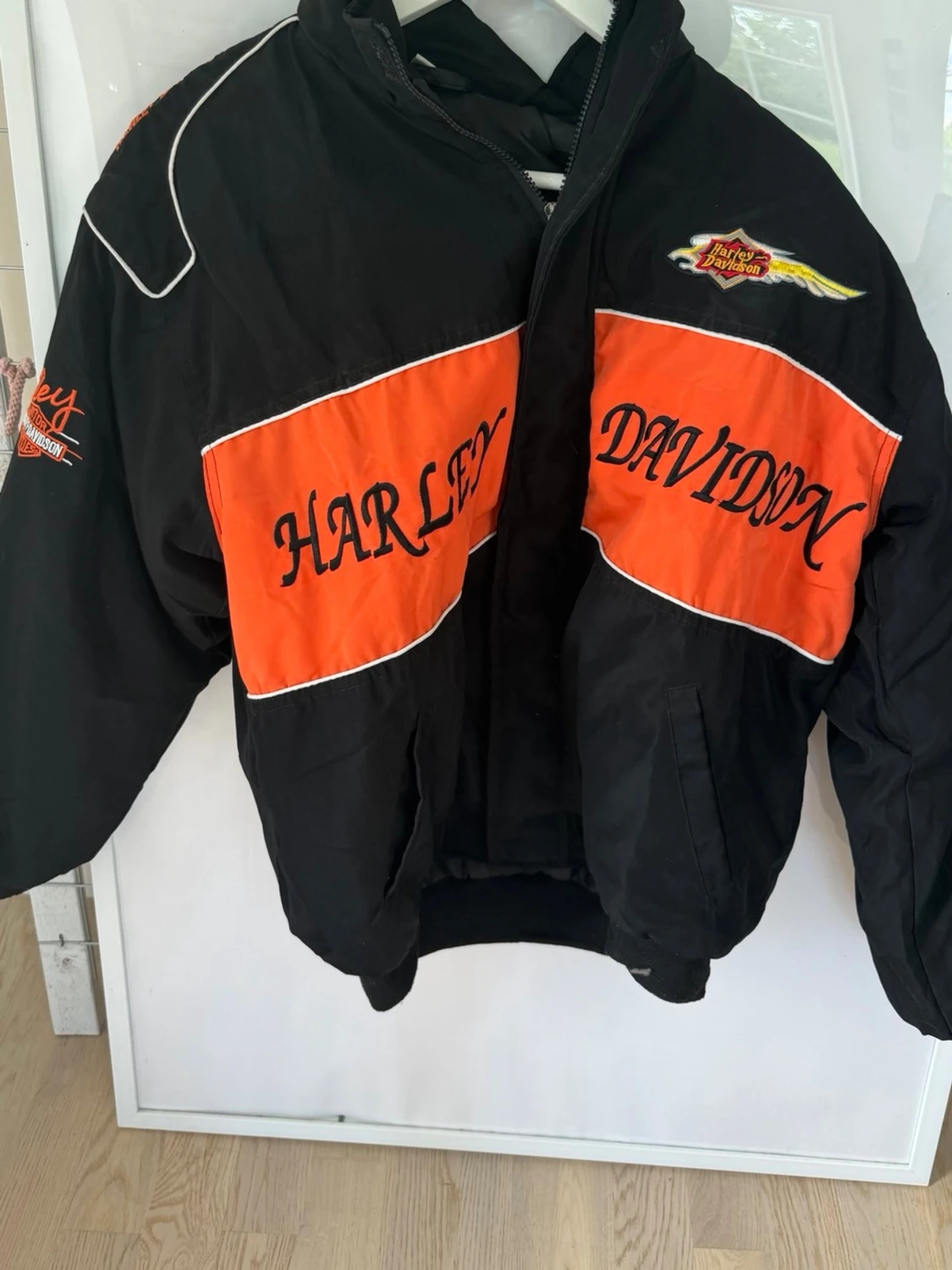 Harley Davidson svart och orange vindjacka