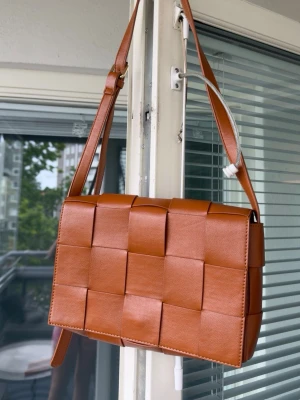 Väska  - Aldrig använd . Se bilder för mått. Väskan är köpt i Grekland i en butik som säljer handgjorda produkter.
