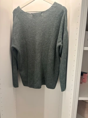 Vero Moda stickad grön tröja  - Säljer grön stickad från veromoda, den har aldrig blivit använd, inga defekter eller något på den. 