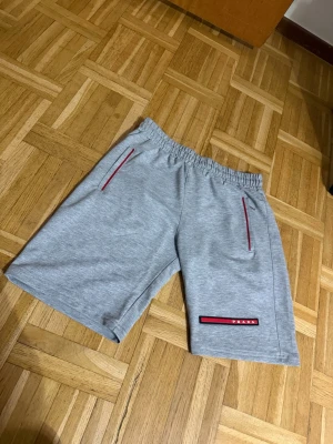 Prada Shorts - Storlek M - Helt nya har aldrig använts. Storlek M. Finns även i andra färger.