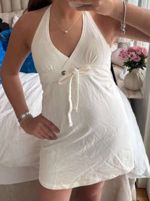 halterneck klänning - jättefin halterneck klänning från gina i storlek 36 eller 38 minns inte riktigt. 💓