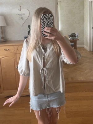 Topp med knyte - Fin topp stl Xs i beige med puffiga ärmar❣️