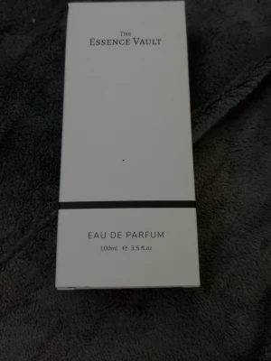 The Essence Vault 211 Eau de Parfum - Parfymen The Essence Vault 211 Eau de Parfum kommer i en stilren, rektangulär glasflaska med silverfärgad spraykork. Förpackningen är vit med minimalistisk design och flaskan rymmer 100 ml. Doften är elegant och passar dig som gillar exklusiva parfymer. Essence är kända för sina parfymer. Inspired by Spice Bomb