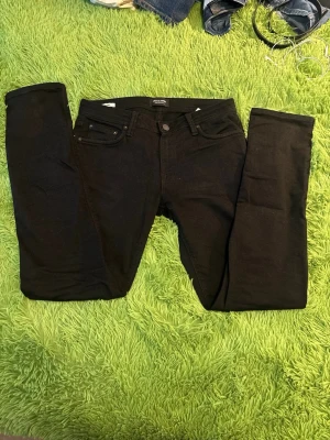 Svarta slim jeans från Jack & Jones - Säljer ett par svarta slim fit jeans från Jack & Jones, modell Glenn. PRISET KAN DISKUTERAS 
