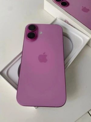 Lila iPhone med dubbla kameror - Snygg lila iPhone med två stora kameror på baksidan och stilren design. Mobilen har en platt framsida med svart skärm och rundade hörn. Baksidan är i glas och ramen i metall. Perfekt för dig som vill sticka ut med en färgglad mobil.Maksu vain pankkisiirrolla