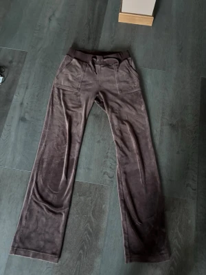 Bruna juicy byxor  - De är äkta och är i god skick, de är bruna och har kvar lappen på byxan den har dock inte kvar prislappen och är samt använd några gånger 