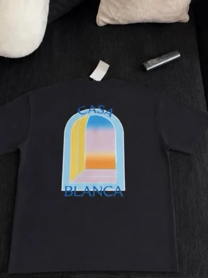 Svart t-shirt från Casablanca - Cool svart t-shirt från Casablanca med färgglatt grafiskt tryck på ryggen och texten 'Casa Blanca' i blått. T-shirten har klassisk passform och rund hals. Perfekt för dig som gillar streetwear och snygga prints. Helt ny aldrig andvänd med tags och även påsen som den kom med.
