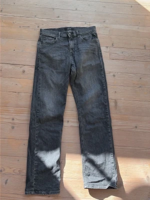 Mörk grå / Svarta replay jeans - Slim fit / straight jeans från Replay (Thad) Storlek 158 CM