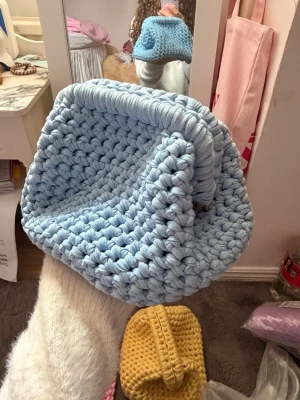 Virkad clutch  - Virkad clutch i en jätte fin blå färg💙Själva ramen (den som gör att väskan kan öppnas och stängas) är 16 x 9 cm💕💕