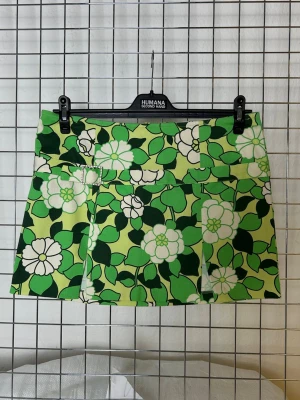 Mini skirt - floral - Denna vara kommer att auktioneras ut på på Humana x Plick Live den 25 juni klockan 19:30