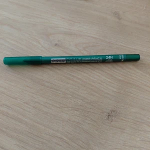 Grön eyelinerpenna Intense - Snygg grön eyelinerpenna från Intense med mjuk formula som glider lätt på huden. Pennan har en intensiv grön färg och är designad för att hålla upp till 24 timmar. Perfekt för att skapa kreativa och markerade ögonmakeuper. Oanvänd. 