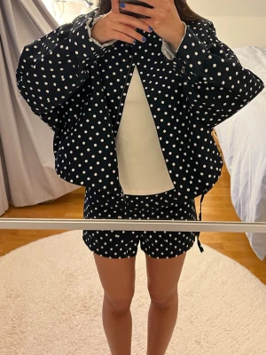 Mörkblå prickiga shorts - Så snygga prickiga mini shorts. Endast använda 1 gång!