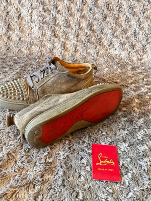 Christian Louboutin Skor - 🔘 Christian Louboutin Sneakers – Strl 40 🔘  Säljer ett par Christian Louboutin sneakers i blå mocka. Passar perfekt för dig som vill ha ett par exklusiva sneakers till ett bra pris. ✨  📏 Storlek: 40 📦 Endast kortet medföljer ⭐ Skick: 4,8/10  💰 Pris: 500 kr Priset är inte hugget i sten, så seriösa bud tas emot.  Skicka meddelande vid intresse eller om du har frågor! 🤝  på sista bilden kan man se att hälen har ett hål men man kan limma ihop det.