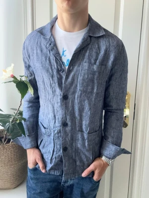 John Henric overshirt linnen - John Henric overshirt lite ostruken. Vill ni se denna på liven, skriv till mig isåfall, Inga defekter! Modellen i bilderna är 180 cm 75 kg och bär Storlek M , Kom med frågor! 🌟 (Kan gå ned i pris vid köp av paket 😉) 