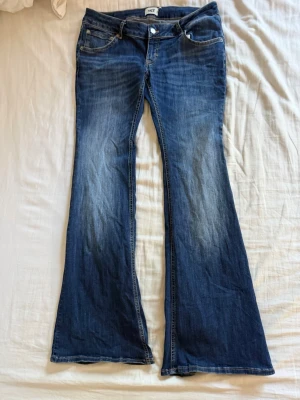 Bootcut jeans - Supersnygga jeans från Lager 157 i modellen Blaze. Bootcut, väldigt låg midja. Storlek XL full length, små i storleken dock. Sparsamt använda, superfint skick!