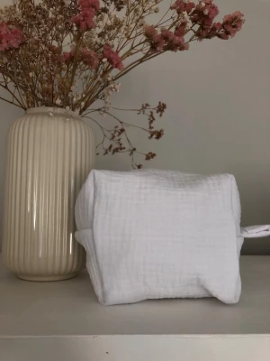 Vit necessär  - Säljer denna egen gjorda vita necessären🤍kan användas för t.e.x. skincare produkter. bredd: 12 cm, längd:15 cm,höjd:13 cm
