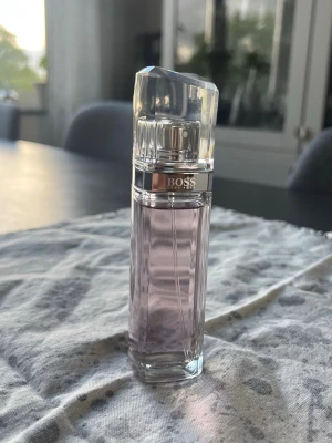 Hel flaska Hugo Boss Ma Vie Pour Femme - En hel flaska 50ml Hugo Boss Ma Vie damparfym. Äkta. Nästan hela flaskan fylld. Perfekt för vår och sommar. Locket av kartongen är lite vikt, annars finns inga defekter alls.