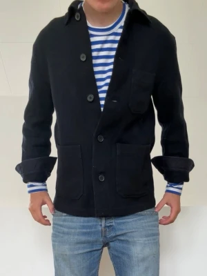 Mörkblå Overshirt  - Mörkblå Overshirt i strl S! Bra skick utan nåra defekter och hör gärna av er vid frågor elr funderingar!!
