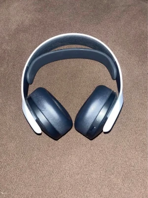 DualSense PS5 handkontroll vit + trådlösa hörlurar ps5 - Oanvända trådlösa hörlurar och kontroll till ps5. Kom ej till användning, därför säljs dem. Priset gäller båda varorna, men kan diskuteras vid snabb affär☺️