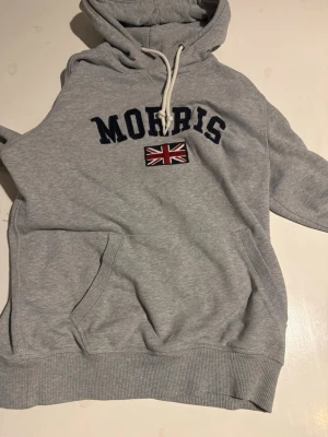 Morris hoodie  - Hej! Säljer en Morris hoodie i storlek S nypris: 1399 mitt pris: 499
