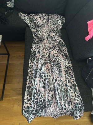 Leopard klänning - Säljer en jätte fin klänning i leopard mönster, lappen finns inte kvar men den är i strl L. 