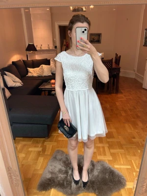 2-way white mini dress✨ - Söt vit kortklänning med spets upptill och v-ringad rygg. Klänningen har en figurnära överdel med fina spetsdetaljer och en A-line kjol i tunt tyg. Klänningen går att ha på 2 sätt, enligt bilderna ovan! Perfekt för examen, student eller sommarens fester✨