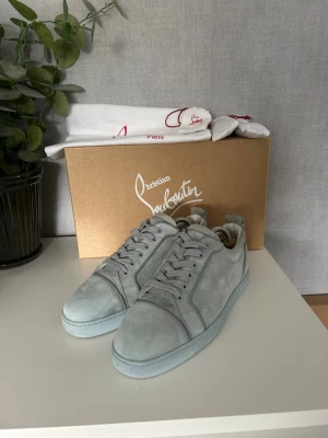 Sky blue Christian Louboutins  -  Allt og, storlek 41.5 vilket blir ungefär 42/43 i loubs size, nyare modell med vit innersula. Riktigt snygga sky blue loubs 