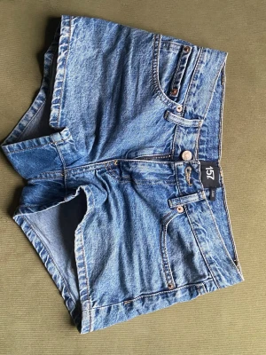 Blå denimshorts från 157 - Vanliga blåa jeans shorts, i bra skick och de passar som storleken s. Inte andvänd mer än 10 gånger❤️