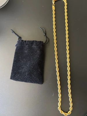 Guldfärgat tvinnat halsband - Snyggt cordell guld halsband. Halsbandet är guldplaterat och använd 1 gång inga skador eller liknande finns det på den 6mm 21 cm lång. Bara höra av sig vid funderingar 😄