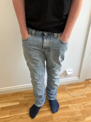 Ljusblåa nudie slimfit jeans w30 L32 - Hallö jag säljer ett par ljusblå Nudie Jeans strlk W30 L32, slim fit i bra skick. Snygg tvätt med naturligt slitage som ger en clean look. Bekväma och passar som en jovel till vardags, bra passform!   • Modell: Slim fit • Färg: Ljusblå denim • Skick: Bra ganska nytt.                                             pris kan diskuteras 🤗