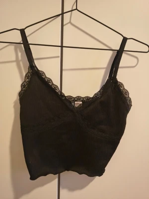 Svart spets topp - Svart spets topp från HM, bra skick, storlek S
