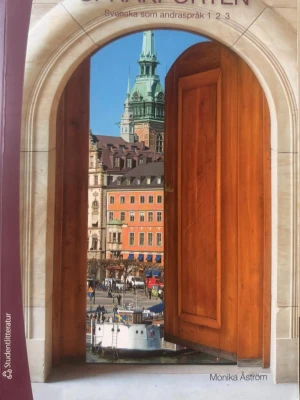 Svenska som andraspråk 1 2 3 - Boken är i mycket fint skick, nästan som ny. Inga anteckningar, markeringar eller skador. Alla sidor är rena och hela. Perfekt för studier i svenska / SVA.Kursbok av Monika Åström. Omslaget har en bild på en öppen dörr med utsikt över klassiska byggnader i Stockholm. Boken har mjukt omslag i färgerna beige, brun och blå. Perfekt för gymnasiet eller vuxenutbildning.