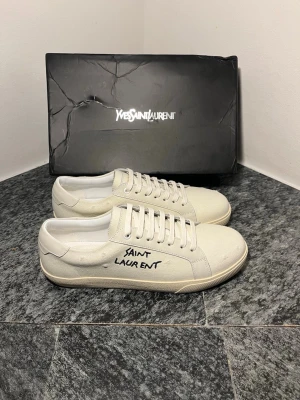 Saint Laurent skor  - Ljus beiga Saint Laurent skor. Helt nya! Kom privat för flera frågor!