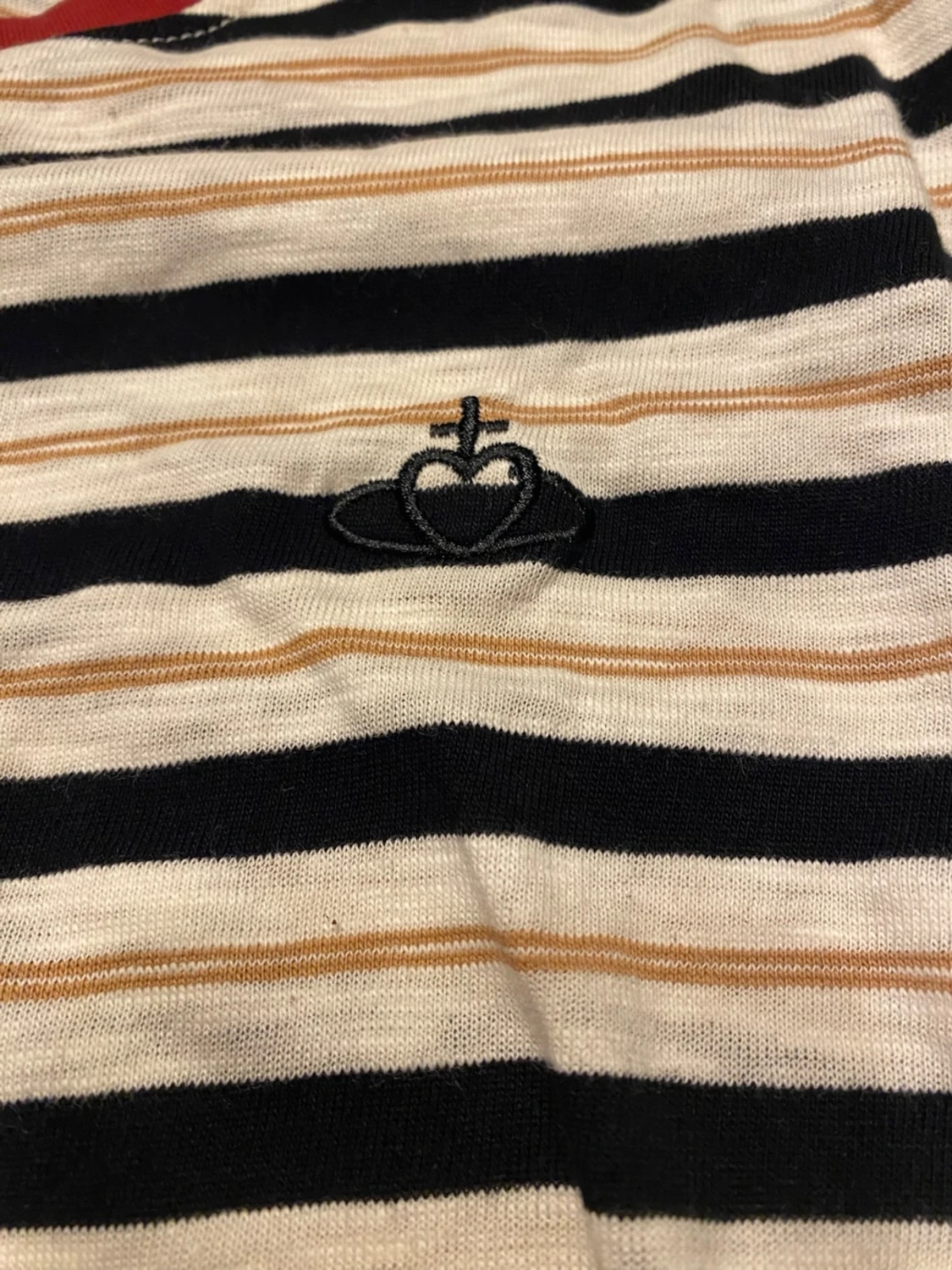 Randig långärmad tröja M – broderad orb-logga – röd krage (unisex) - 1