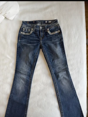 Miss me jeans - 🌸jätte söta miss me jeans i storlek 27, modellen är mid rise boot. Säljer då de är för små för mig.  Innerbenslängd är 74 cm, midjemått tvärs över är 37 cm, midjehöjd är 22 cm och benvidden nertill 20,5 cm🌸