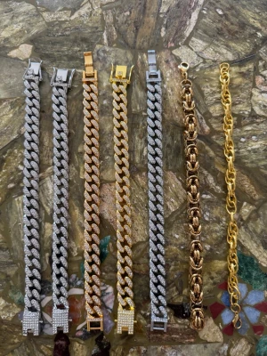 Olika armband - 100kr/styck - Hej! Säljer dessa armband 100kr styck pris kan diskuteras samt paket pris kan också diskuteras! För frågor skriv eller för exakta mått så bara skriv!