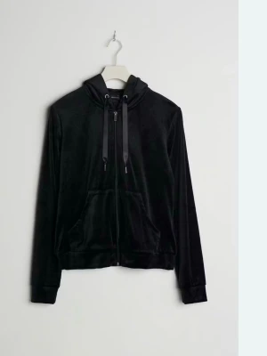 Svart velour hoodie med dragkedja - Snygg svart hoodie i mjuk velour från Gina Tricot. Hoodien har dragkedja framtill, stora fickor och justerbar huva med breda snören. Perfekt för en chill och avslappnad stil. Långa ärmar och ribbade muddar.