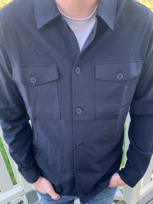 J.Lindberg Overshirt - Tjena, säljer en J.lindberg overshirt. Den är inte använd jag har bara provat på den. Säljer den för att den sitter som en L men det står stolek M och för att glömde skicka tillbaks den. Modellen på bilden väger 81kg och är 183 cm. Skriv under minska tanke! 