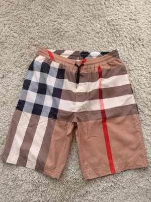 Rutig Burberry shorts *ÄKTA* - Burberry shorts ÄKTA, storlek Medium, inget kvitto men äkthet garanteras, fint skick 9/10