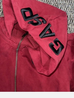 Röd hoodie från GASP med dragkedja - Här har vi en riktigt snygg tröja från gasp           Med denna tröja kommer du få blickar i gymmet och stan och vart du än är mer eller mindre. Det är en PRO gasp hood i storlek medium 