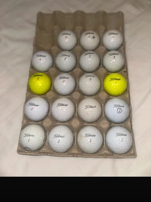 Blandade golfbollar från olika märken - ‼️OBS‼️ Alla bollar kostar inte 123kr utan skriv till mig vad ni vill ha för bollar och hur många så löser vi bra priser! Vi har allt ifrån  Titleist (Pro V1/Pro V1x) Callaway Kirkland Wilson Top Flite Maxfli New Balance  Tveka inte att höra av dig vid minsta fundering!    
