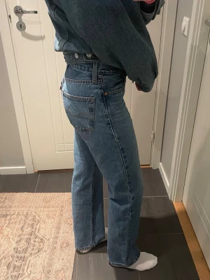 Levi’s 501 90’s jeans  - Hej! Säljer ett par snygga Levi’s jeans i modellen 501 90’s. Använda men fortfarande i mycket bra skick. Storlek W25 och L32, jag är 170 cm lång. Ordinarie pris 1 299 kr 