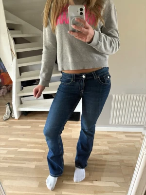 Mörkblå bootcut jeans  - Snygga mörkblå bootcut jeans. Jeansen har låg midja och utsvängda ben. Perfekta att matcha med en crop top eller hoodie för en avslappnad look.
