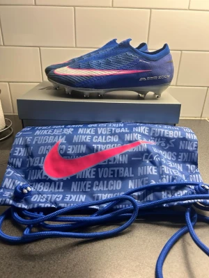 Fotbollskor  - Nike mercurial ZM Vapor 16 Elite AG-PRO köpta på unisport,använda 3 träningar säljer dem då dem är för små o passar inte min fot.har tagit av Skosnörena men dem finns kvar som ni kan se på bilden